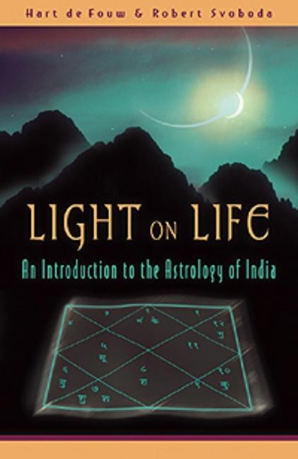 Light on Life: An Introduction to the Astrology of India -- Hart de Fouw, Paperback