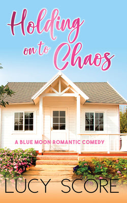 Holding On To Chaos -- Lucy Score, Paperback